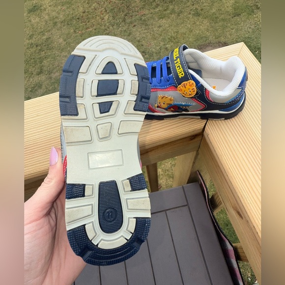 Daniel Tiger light up shoes 11C - Picture 6 of 8